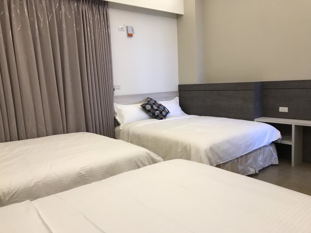 Family Room, Multiple Beds | Desk, blackout drapes, WiFi (free), bed sheets
