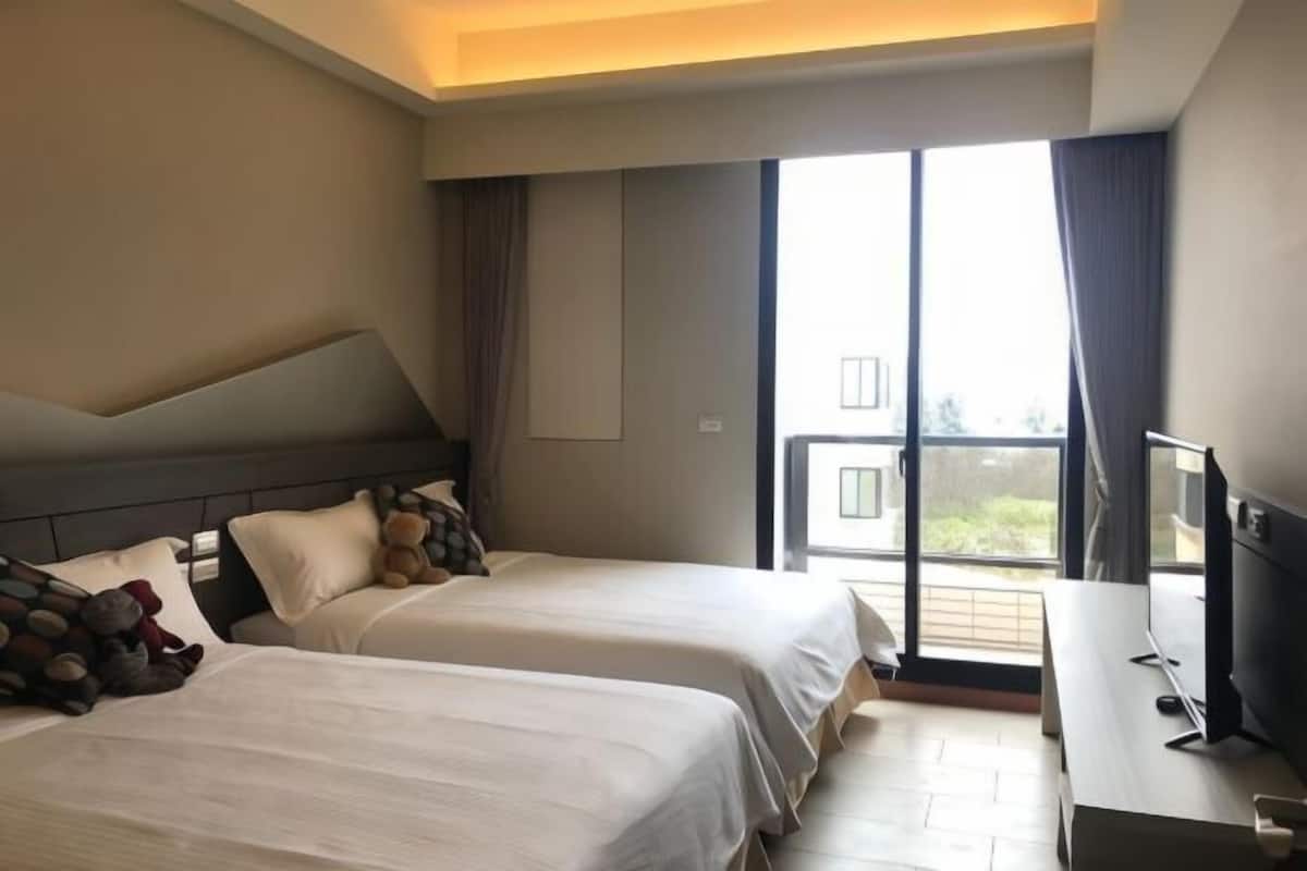 Desk, blackout drapes, free WiFi, bed sheets