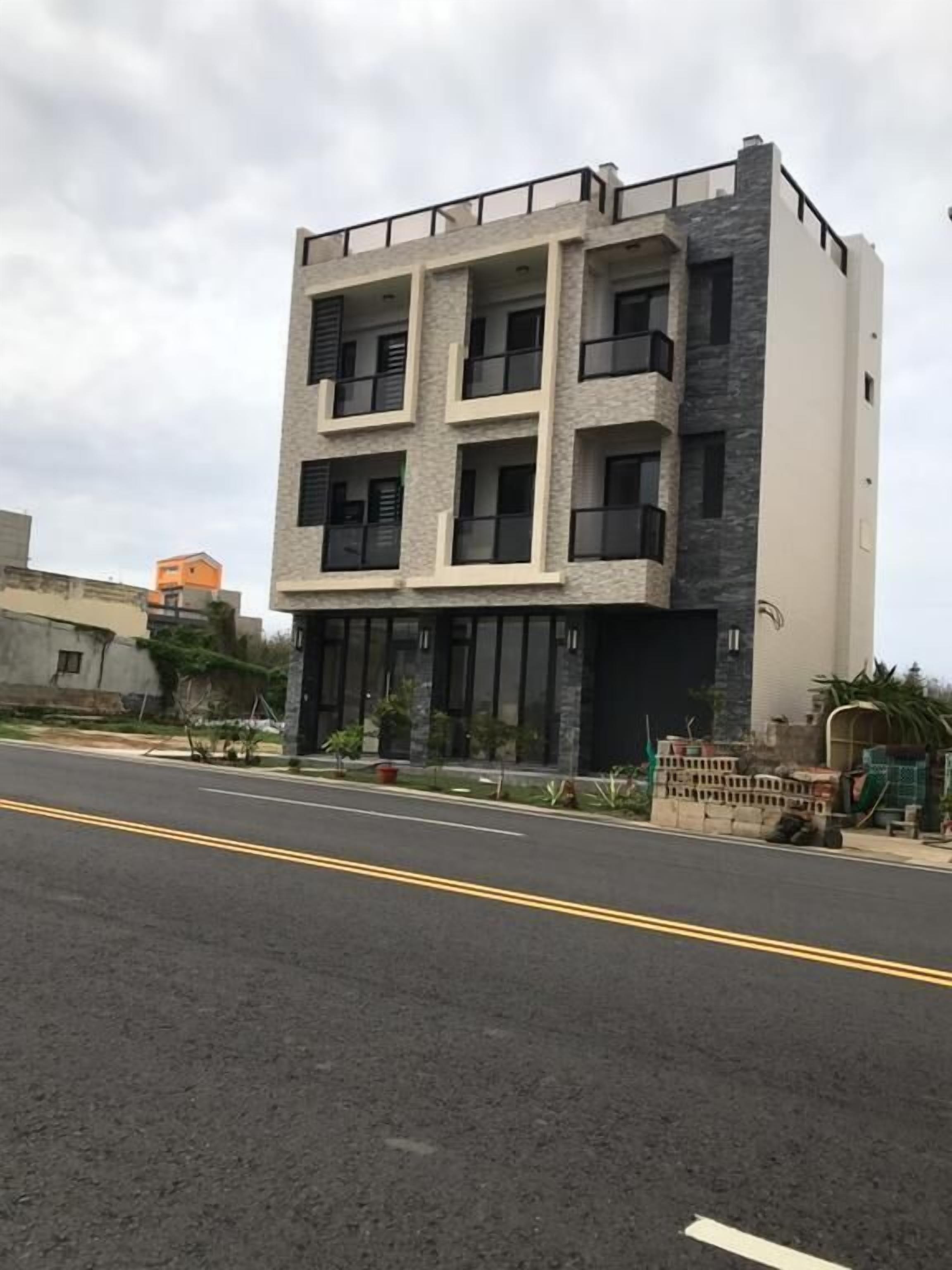 Un edificio residencial de varios pisos con un diseño moderno, que cuenta con balcones y ventanas amplias.