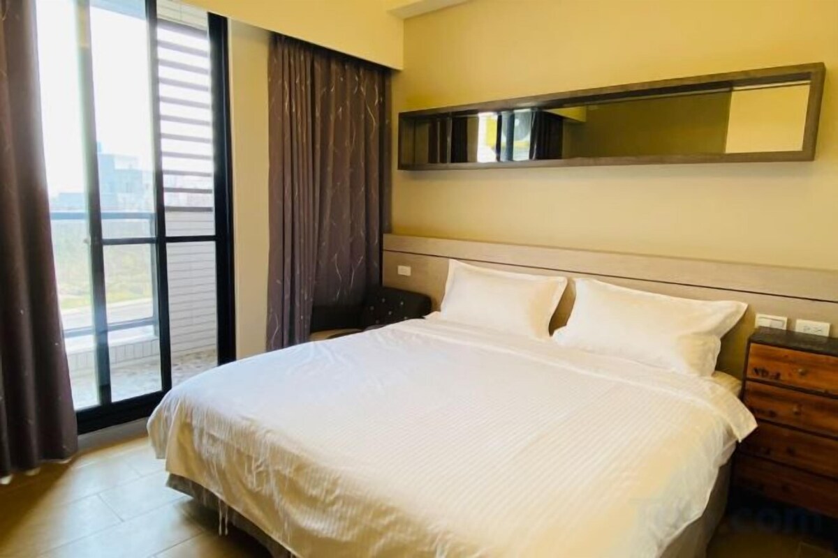 Desk, blackout drapes, WiFi (free), bed sheets
