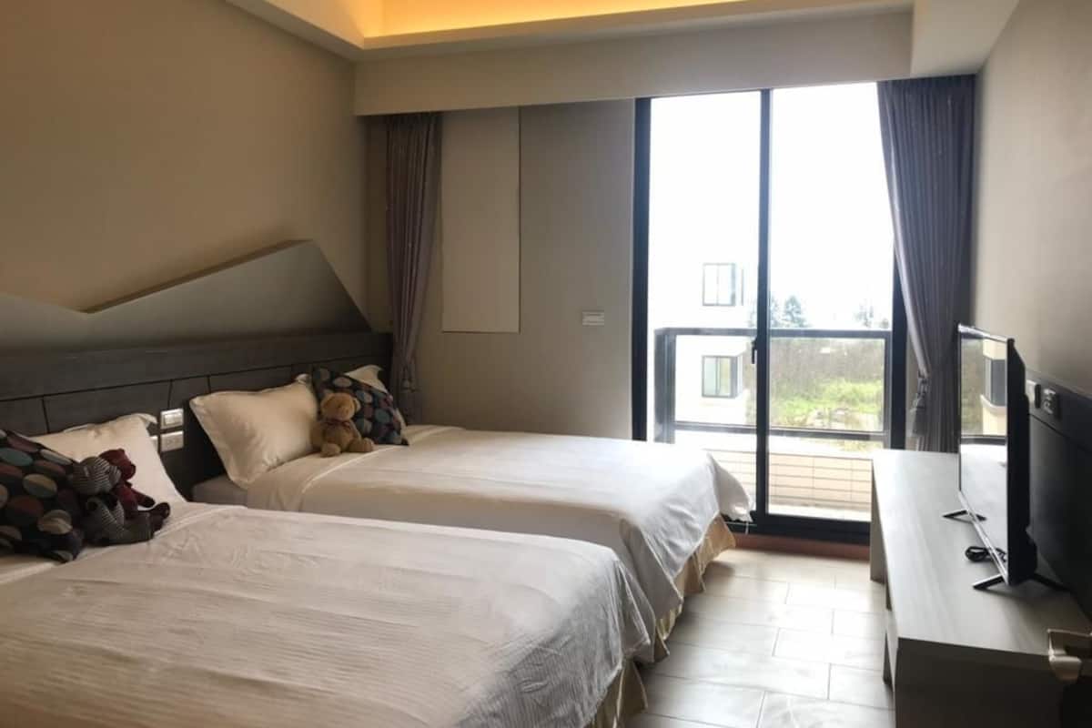 Quadruple Room, 2 Katil Kelamin (Double) | Meja, langsir/tirai gelap terus, Wi-fi percuma, cadar katil 