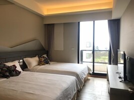 Escritorio, cortinas blackout, wifi gratis y ropa de cama 