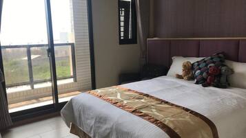 Escritorio, cortinas blackout, wifi gratis y ropa de cama