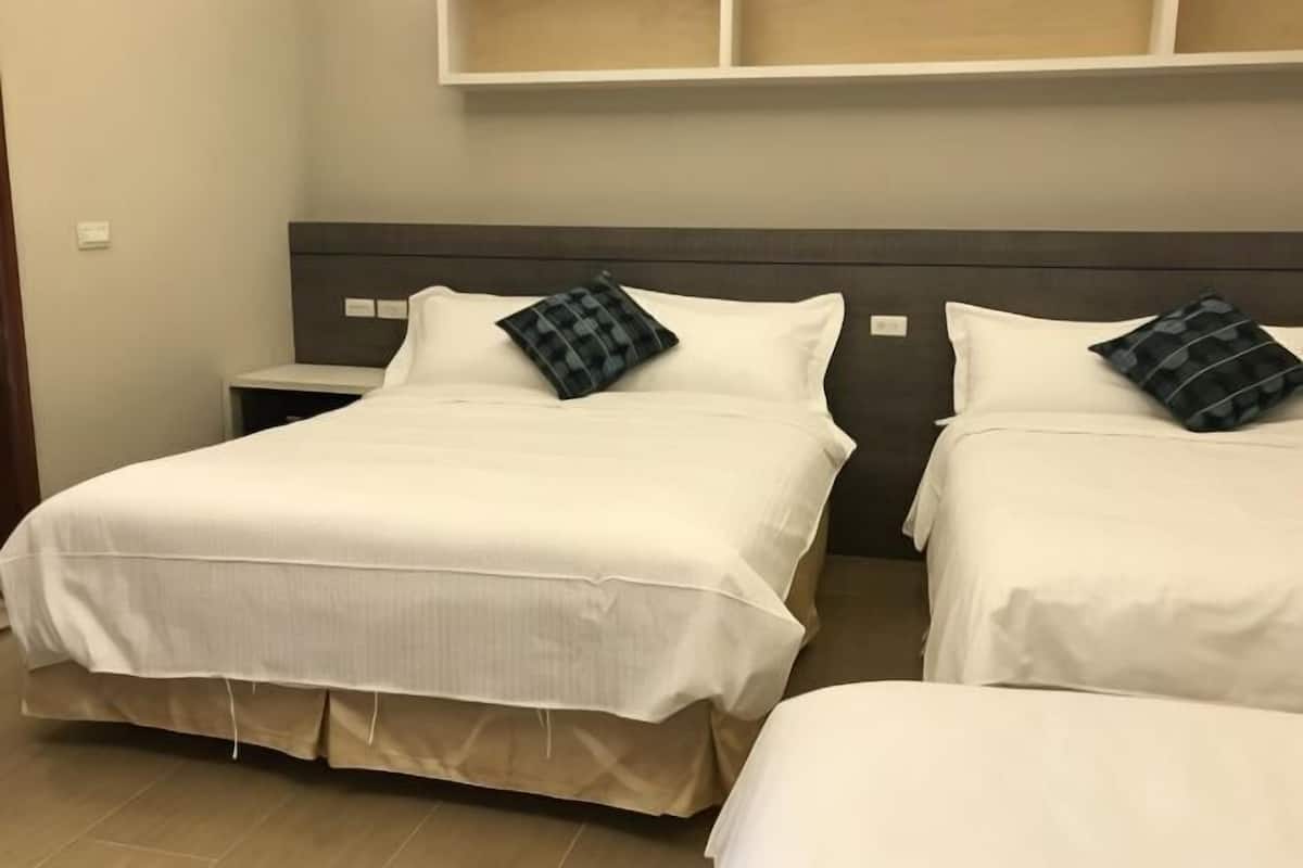 Meja, langsir/tirai gelap terus, Wi-fi percuma, cadar katil 