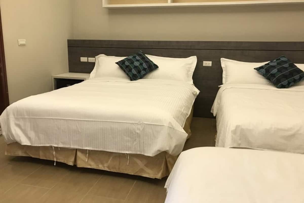Family Room, Multiple Beds | Desk, blackout drapes, free WiFi, bed sheets