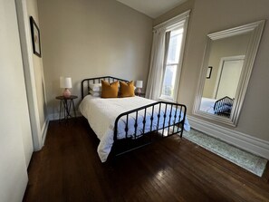 1 habitación, escritorio, tabla de planchar con plancha y cuna de viaje 