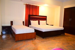 13 bedrooms, hypo-allergenic bedding, free minibar items, in-room safe - Clifton Guest Houses (Karachi)