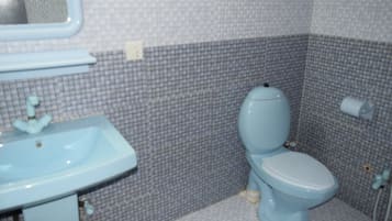 Habitación doble Deluxe, 1 cama King size, vista a la ciudad | Baño | Regadera, regadera con hidromasaje, amenidades de baño gratuitas