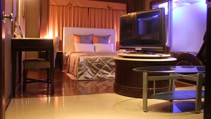 A hotel room with a bed, a television, a desk, and a chair. - Beverly Commercial Motel (Taoyuan City)