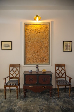 Habitación Deluxe, 1 cama Queen size | Área de sala de estar