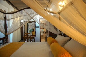 Deluxe Room, 1 Queen Bed | In-room safe, individually decorated, individually furnished, desk - Dutch Wall (Galle)