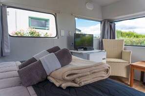 The Bellbird | Free WiFi, bed sheets - Leithfield Beach Holiday Park (Leithfield)