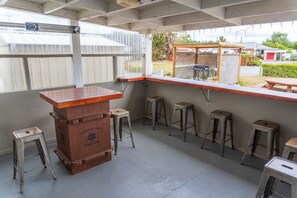 BBQ/picnic area - Leithfield Beach Holiday Park (Leithfield)