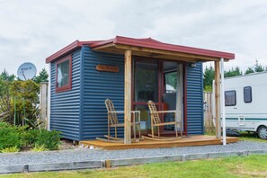 Cabin phong cách cổ điển, 1 giường cỡ queen, phòng tắm dùng chung | Truy cập Internet không dây miễn phí, bộ trải giường 