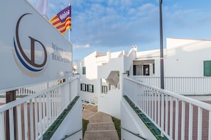 Property grounds - Beautiful Apartment with Wi-Fi, Pool, Terrace and Sea View (Arenal d'en Castell)