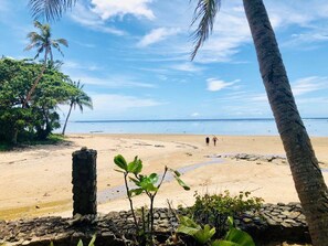 Una playa cerca, sillas reclinables de playa, toallas de playa