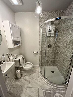 Ducha y bañera combinadas, bañera de hidromasaje y secador de pelo
