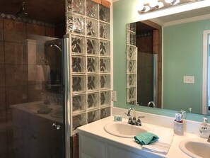 Kombinert dusj/badekar, boblebad, hårføner og håndklær