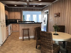 Fridge, microwave, oven, stovetop - Hurry! Book Now! Late August & Labor Day Availability in the ❤️ of Morehead City! (Morehead City)