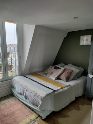 4 bedrooms, desk, iron/ironing board, free WiFi
