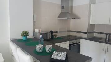 Een koelkast, een magnetron, een oven, een kookplaat