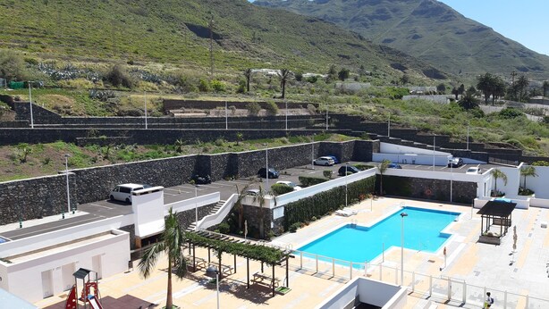 A rooftop pool area with a clear view of the surrounding landscape, including mountains and vegetation. - Annalara I - Bahamas - Tenerife (Bajamar)