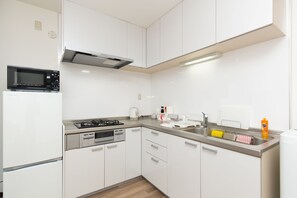 Private Vacation Home | Private kitchenette | Fridge, microwave, stovetop, rice cooker - Soleil Universal Fukushima Noda (Osaka)