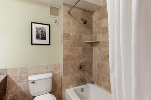 Badewanne, Haartrockner, Handtücher
