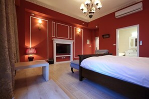 Classic Double Room | Minibar, desk, blackout curtains, soundproofing - Serrado Manor (Ji'an)