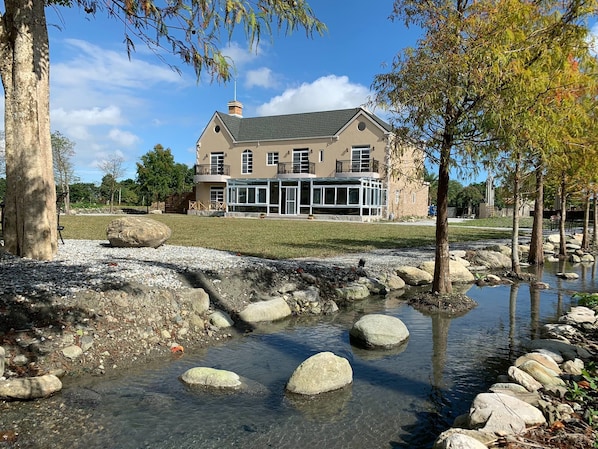 المنشأة من الخارج