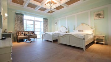 Standard fyrbäddsrum | Minibar, skrivbord, mörkläggningsgardiner och ljudisolering