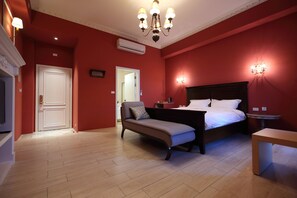 A bedroom with a bed, a bench, a bedside table, a chandelier, and an air conditioning unit. - Serrado Manor (Ji'an)