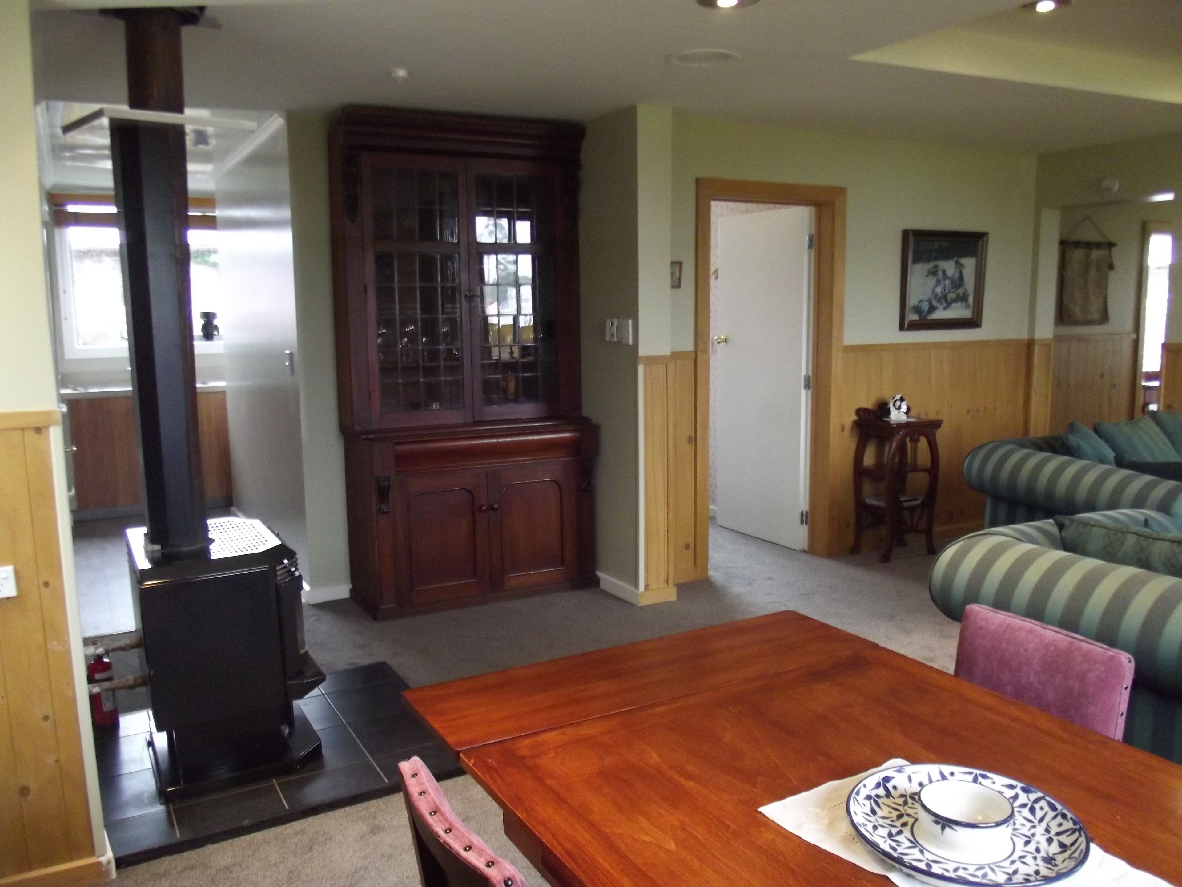 Chambre, 1 grand lit, salle de bains privée | Restauration dans la chambre