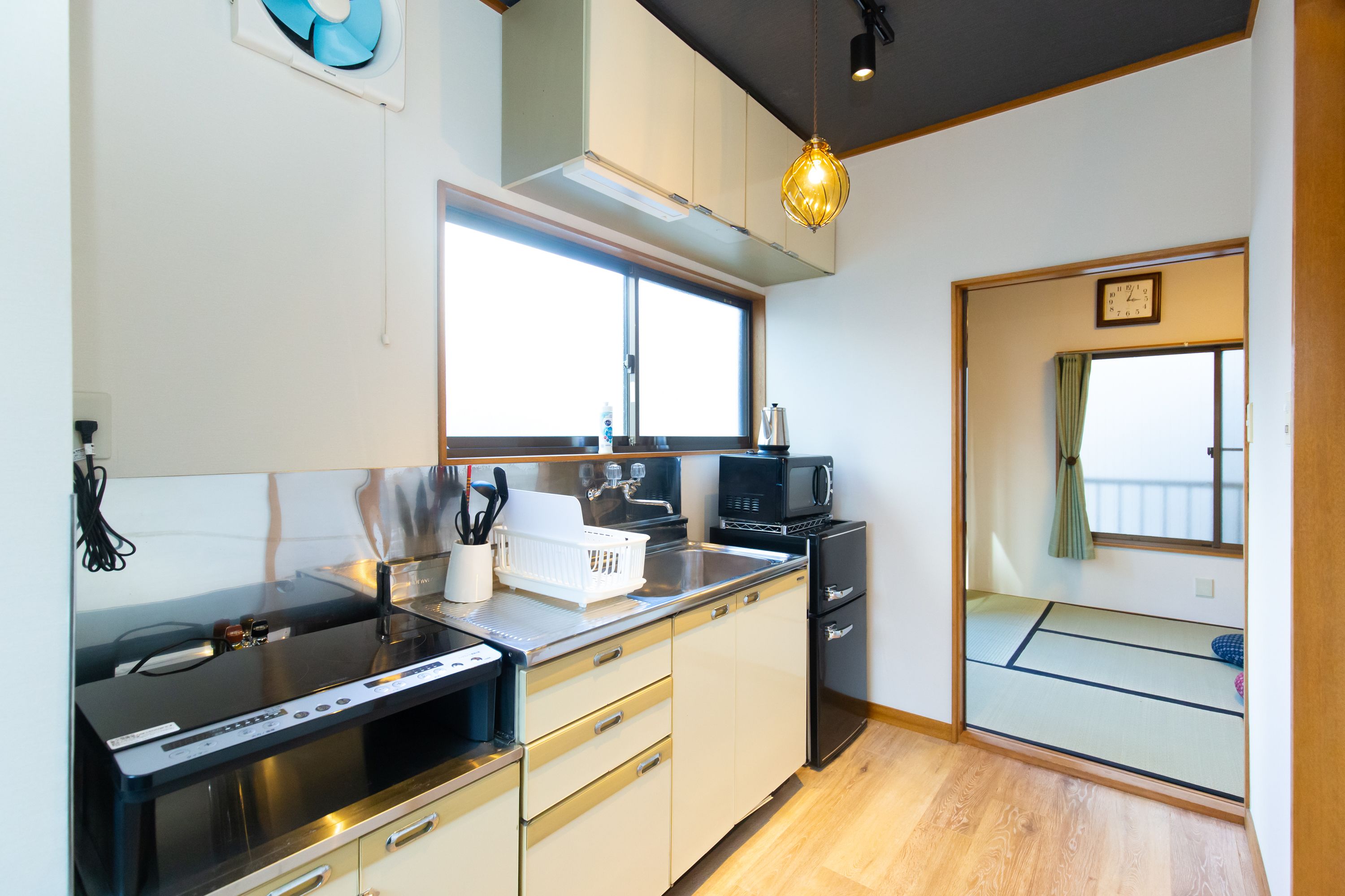 Jääkaappi, mikroaaltouuni, liesi, vedenkeitin