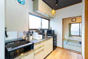 Fridge, microwave, stovetop, electric kettle - KAGURAZAKA RETRO BAR & HOTEL (Tokyo)