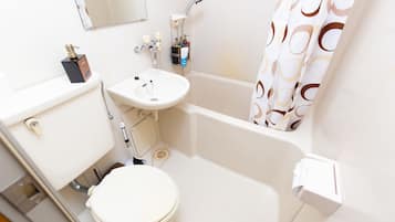 バスアメニティ (無料)、ヘアドライヤー、ビデ、タオル