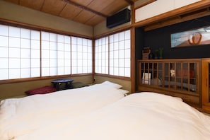 Interior detail - KAGURAZAKA RETRO BAR & HOTEL (Tokyo)