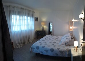 3 slaapkamers, een strijkplank/strijkijzer, wifi, beddengoed