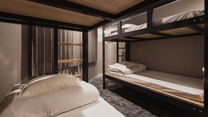 Quarto com beliche, teto de madeira e janela com cortinas.