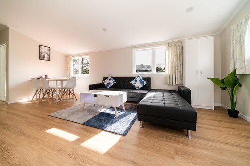 Takapuna Central Spacious & New Home 3