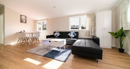 Takapuna Central Spacious & New Home 3