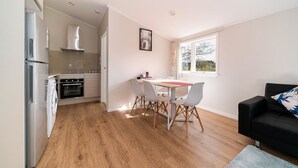 Family House, 3 Bedrooms | In-room dining - Takapuna Central Spacious & New Home 3 (Auckland)