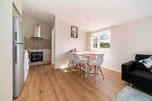 Family House, 3 Bedrooms | In-room dining - Takapuna Central Spacious & New Home 3 (Auckland)