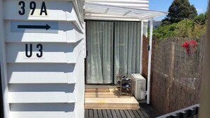 Front of property - Takapuna Central Spacious & New Home 3 (Auckland)