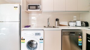 Family House, 3 Bedrooms | Private kitchen | Full-sized fridge, microwave, oven, stovetop - Takapuna Central Spacious & New Home 3 (Auckland)
