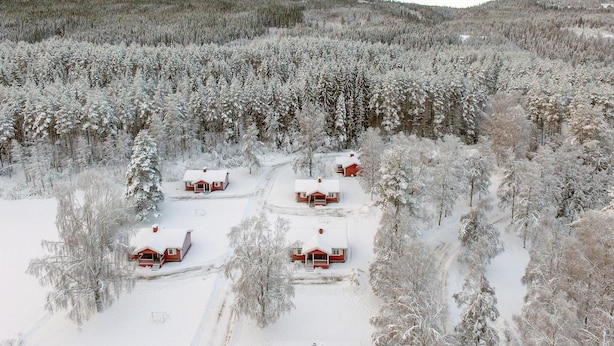 A remote cabin area with several red cabins surrounded by dense, snow-covered forests. - Awesome home in Sysslebäck with WiFi (Sysslebäck)