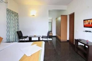 In-room safe, soundproofing, iron/ironing board, free WiFi