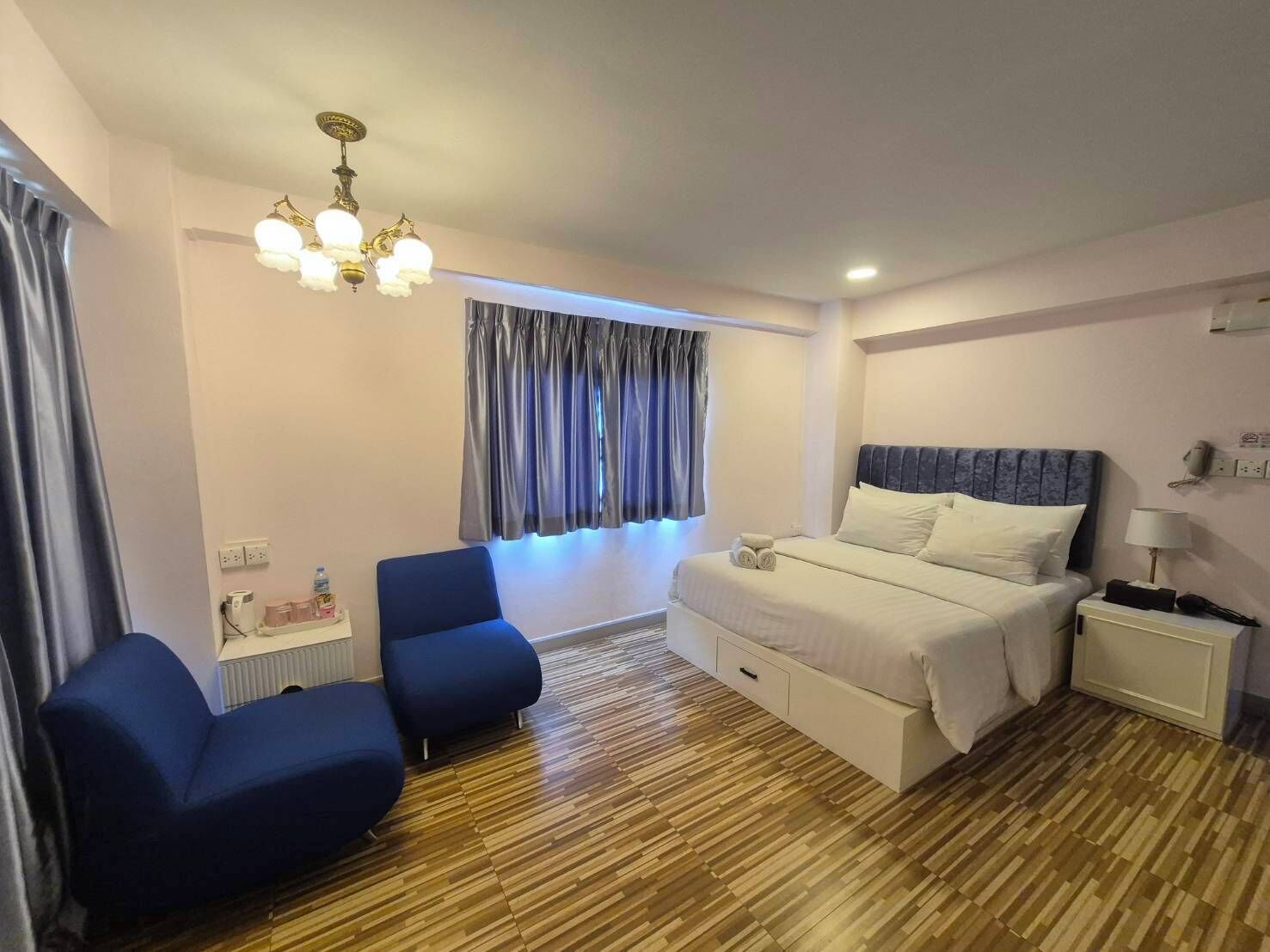 豪華雙人房, 1 張加大雙人床 | 遮光窗簾/窗簾、免費 Wi-Fi、床單