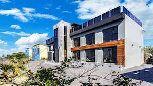Un edificio moderno de dos pisos con ventanas amplias y techo plano.