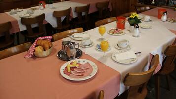 Tägliches inbegriffenes kontinentales Frühstück